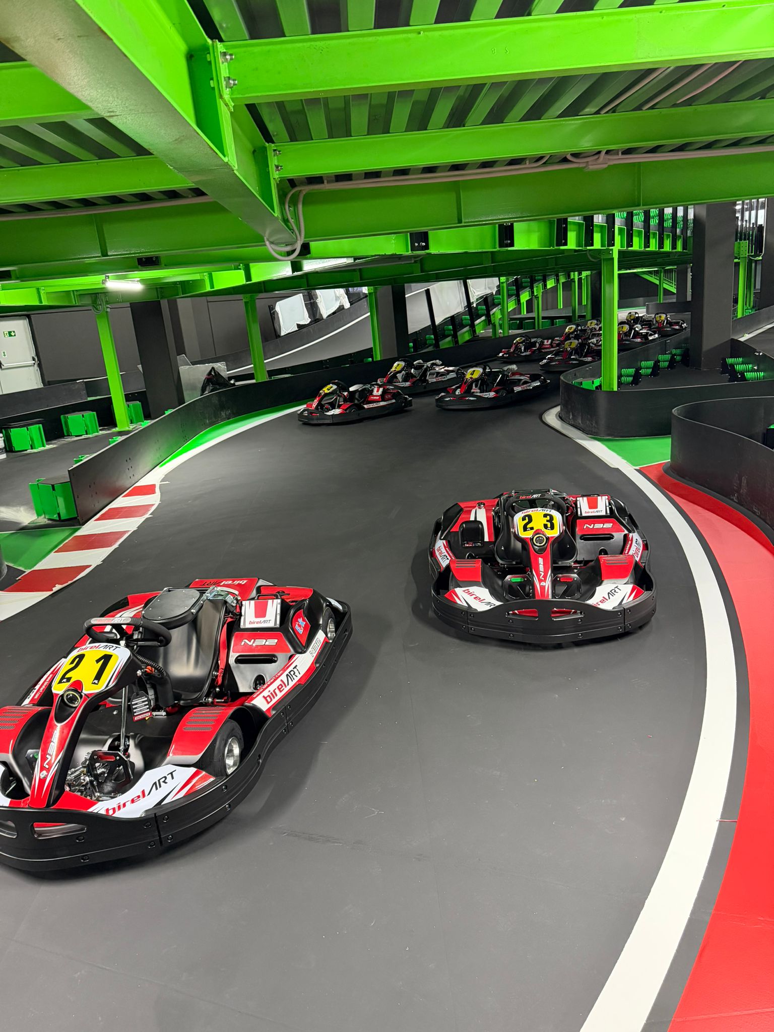 Kart in curva sul circuito Green Kart